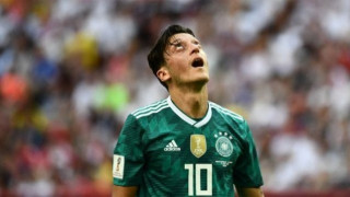 Τρολάρει τη Γερμανία ακόμη και...           το λεωφορείο της (vid)