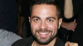 Ο Ηλίας Βρεττός επιστρέφει με συναυλίες ύστερα από το τροχαίο