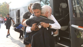 Αγκάλιασε τους παίκτες ο Ιβάν κατά την άφιξη της αποστολής (videos)