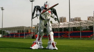 Η νέα μασκότ της Λευκορωσίας θυμίζει κάτι από... Optimus Prime! (vid)