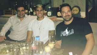 Ο Νίκος Καρέλης σε γνωστό στέκι της Καλαμαριάς (pic)