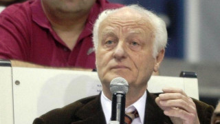 «Στη μνήμη του μέντορα της φυλής του     Δικέφαλου»