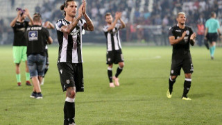 Η «Φιλιππινέζα» ξαναφίλησε  το χέρι του… «Αυτοκράτορα»