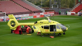 ΑΠΙΣΤΕΥΤΟ: Ελικόπτερο μπήκε στο γήπεδο για να «σώσει» οπαδό (vid)
