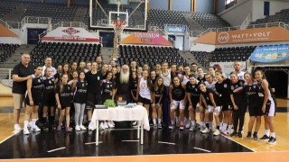 Αγιασμό   με      παπα - Χρήστο    τα  κορίτσια  του  ΠΑΟΚ