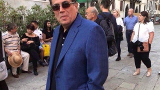 Ράπτης για τη δωρεά στο ορφανοτροφείο και τον Τομ Παπαδόπουλο