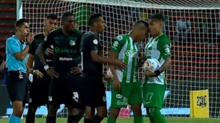 Κουτούλησε συμπαίκτη του για να εκτελέσει φάουλ και αποβλήθηκε (vid)