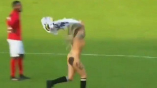 Ολλανδέζα        μπούκαρε στο          γήπεδο γυμνή!