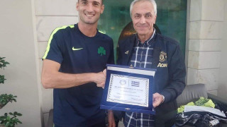 Τίμησε τον Μακέντα το club της Μαν. Γιουνάιτεντ στη Θεσσαλονίκη