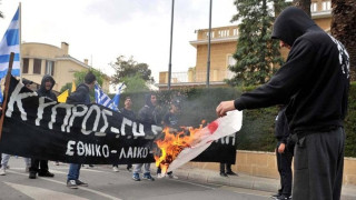 Πετροπόλεμος μεταξύ Χρυσαυγιτών και Τούρκων στη Λευκωσία