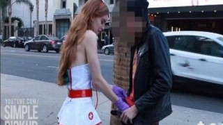 Βίντεο: Μοντέλο κάνει δωρεάν εξέταση όρχεων σε περαστικούς (pics/video)