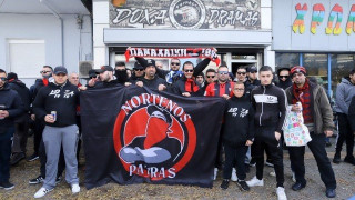 ΕΣΤΕΙΛΑΝ ΜΗΝΥΜΑ: Οπαδικό καλωσόρισμα και κοινή φωτογράφιση