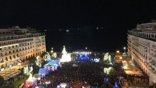 Φωταγωγήθηκε το δέντρο στην           Αριστοτέλους