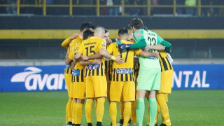 Κολλημένος στη μετριότητα       και τις αγιάτρευτες παθογένειες