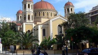 Θεσσαλονίκη:     Παρέμβαση αναρχικών στη Μητρόπολη (ΦΩΤΟ)