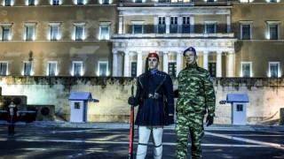 Με τζιπ η αλλαγή φρουράς των Ευζώνων λόγω παγετού (ΦΩΤΟ)