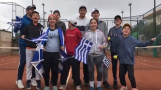 Το συγκινητικό μήνυμα μικρών αθλητών του τένις για τον Τσιτσιπά (vid)