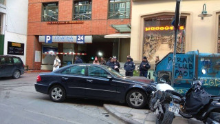 Θεσσαλονίκη: Η στιγμή που το ΙΧ πέφτει πάνω σε πεζούς (ΒΙΝΤΕΟ)