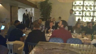 Δείπνο τίτλου με «We are the Champions» (pics & vids)