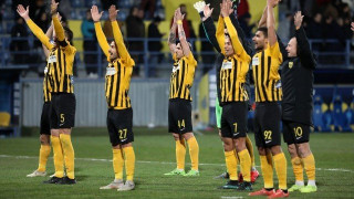 Τώρα  παίζει                                           στο  γήπεδό του