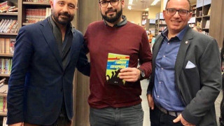 Θάνος Σαρρής: Η μπάλα                              στην κερκίδα