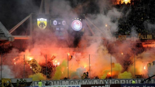 Οπαδοί στους παίκτες της ΑΕΚ:       «Κύπελλο ή φάπα»