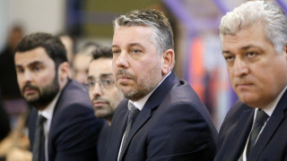 Με μπλουζάκι ΣΦ ΠΑΟΚ Στουτγκάρδης ο Παπαθεοδώρου στη συν.Τύπου! (pic)