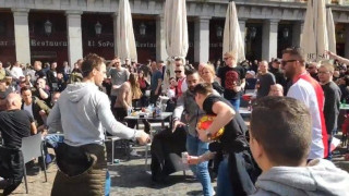 ΕΠΟΣ! Αφησε την μπύρα του και σημάδεψε τη σημαία της Ρεάλ! (vid)