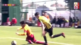 Έδωσε ανύπαρκτο πέναλτι σε πιτσιρικά και δείτε τι έκανε!(vid)