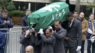 Λαϊκό προσκύνημα για τον Θ.Γιαννακόπουλο, με σημαία του ΠΑΟ το φέρετρο