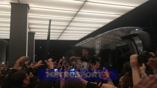 To σύνθημα για Μάτος και η... βουτιά σαν ροκ σταρ (vids)