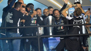 Mε γεμάτες            μπαταρίες στις... άδειες εξέδρες