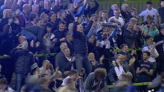 Στα... κάγκελα διαιτητής της Premier League σε γκολ της ομάδας του (v)