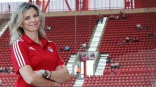 Σωματάρα η σέξι    μεταφράστρια του Ολυμπιακού (Pic)