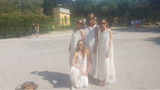 Γερμανίδες «έφαγαν πόρτα» στην Ακρόπολη λόγω... ενδυμασίας!