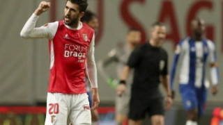 LIRA 100: Η Τσάβες αγκαλιά με την                             παραμονή