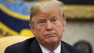 Ένα τεράστιο... μόριο υποδέχθηκε τον Τραμπ στη Βρετανία! (ΦΩΤΟ)