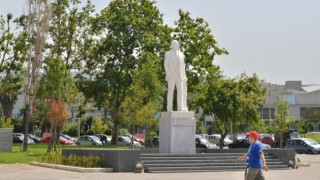 Θεσσαλονίκη: Βανδάλισαν το άγαλμα του Κωνσταντίνου Καραμανλή (ΦΩΤΟ)