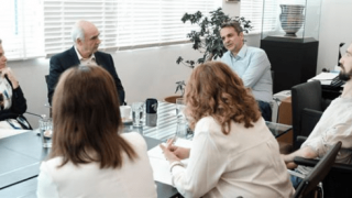 Συνάντηση Μητσοτάκη με τους νεοεκλεγέντες ευρωβουλευτές της ΝΔ