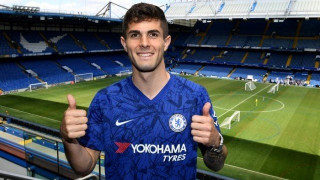 «Δείχνει καλός                          με τα μπλε»