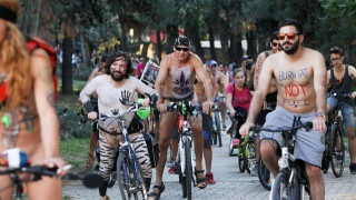 Γυμνοί ποδηλάτες ξεχύθηκαν στους δρόμους της Θεσσαλονίκης