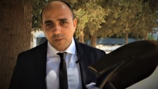 Θεσσαλονίκη: Η επική διαφήμιση νεκροθάφτη που πάει για ευρωβουλευτής